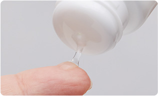 Bạn có thể lấy gel ra ngón tay và thoa lên vùng da dưới cánh tay hoặc thoa trực tiếp từ tuýp lên da!